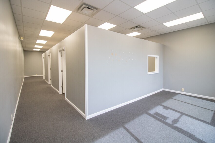 More Photos Of 961-965 E Washington St, Winchester General Retail For Lease