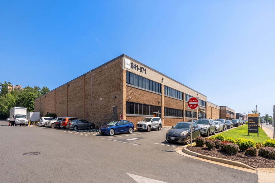 More Photos Of 901-929 S Pickett St, Alexandria Unknown For Lease