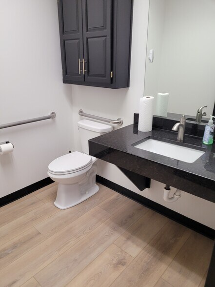 More Photos Of 6214 NW Kelly Dr, Parkville Flex For Lease