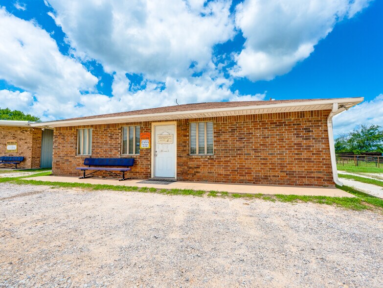 More Photos Of 1853 S Broadway St, Coalgate Flex For Sale