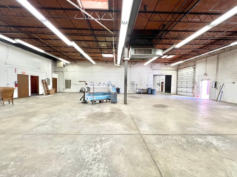 More Photos Of 2039 Foster Ave, Wheeling Warehouse For Lease