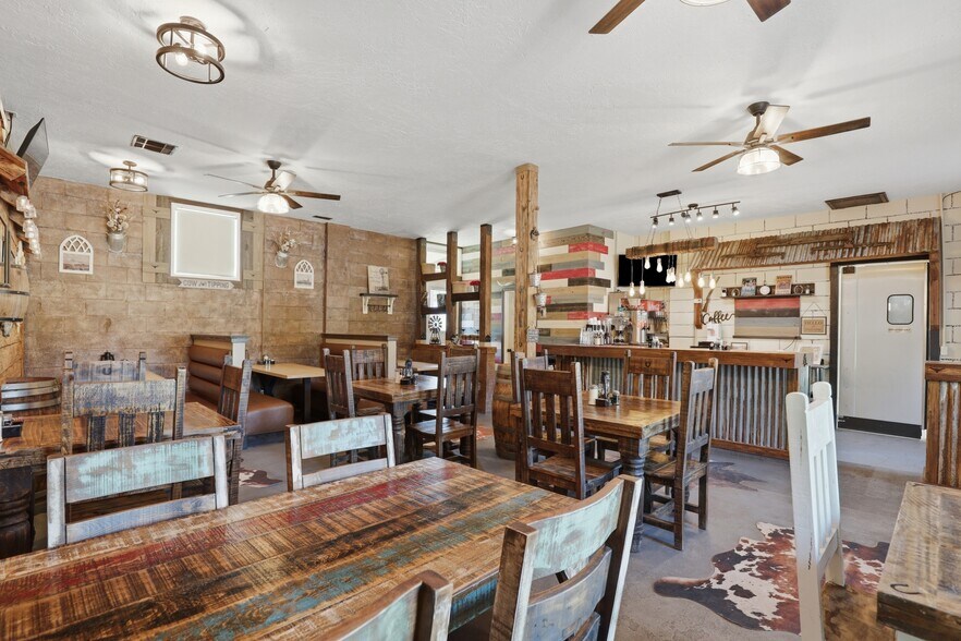 More Photos Of 112 N Chisholm Trl, Dover Restaurant For Sale
