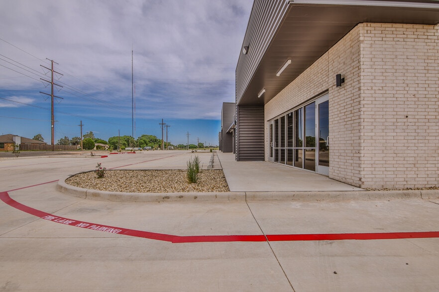 More Photos Of 10617 University Ave, Lubbock Storefront Retail Office For Lease