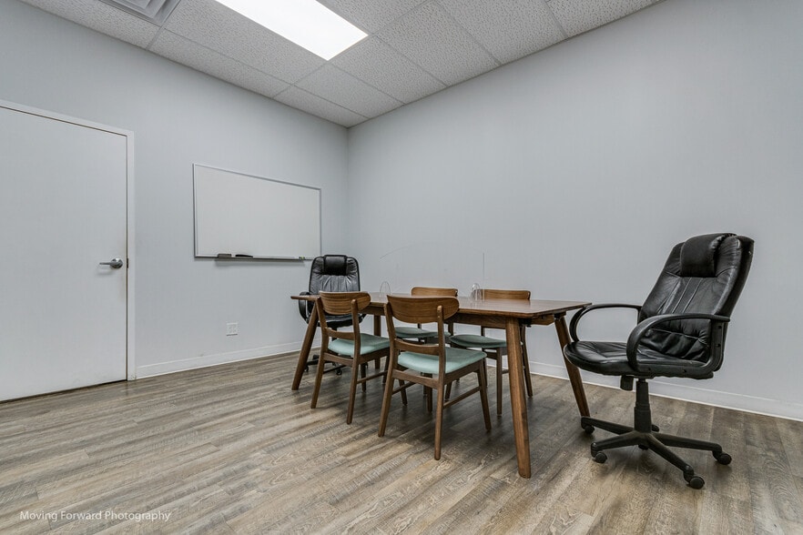 More Photos Of 1340 Louis Ave, Elk Grove Village Warehouse For Lease