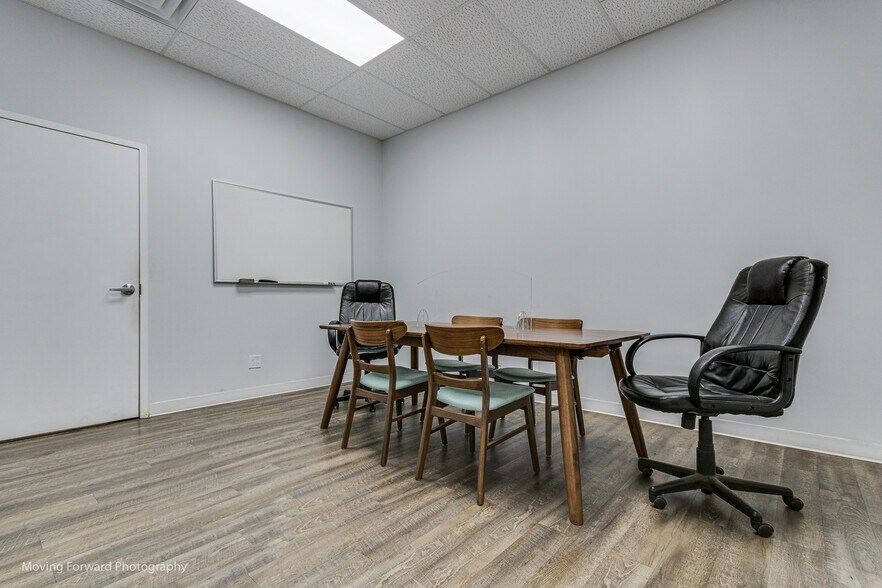 More Photos Of 1340 Louis Ave, Elk Grove Village Warehouse For Lease