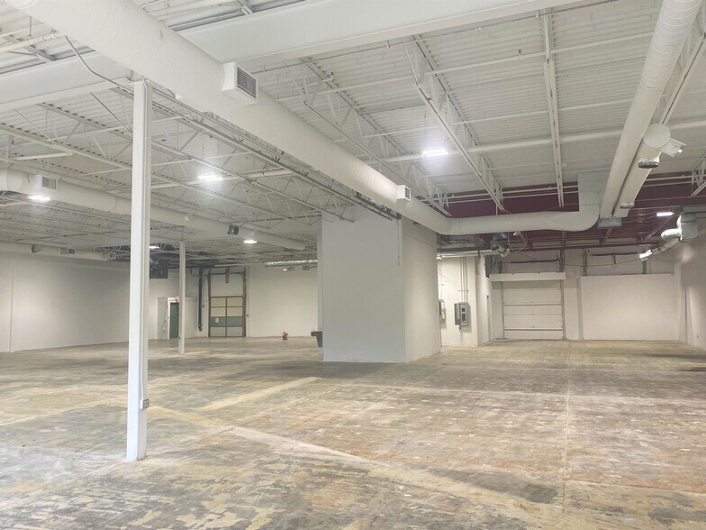 More Photos Of 9201 E Bloomington Fwy, Bloomington Distribution For Lease