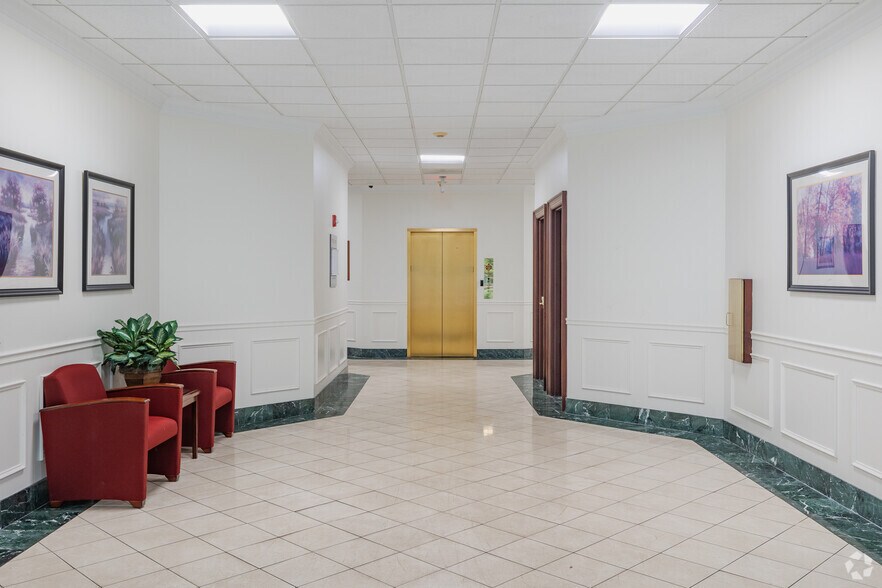 More Photos Of 735 Johnnie Dodds Blvd, Mount Pleasant Medical For Lease