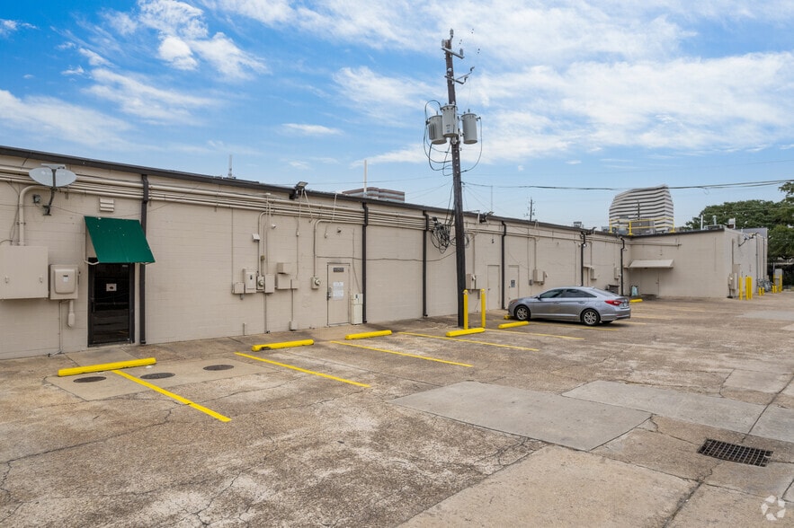 More Photos Of 5901 Westheimer Rd, Houston Unknown For Lease