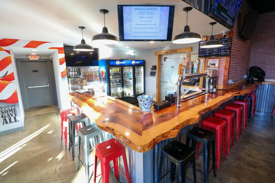More Photos Of 775 N Front St, Coos Bay Bar For Sale