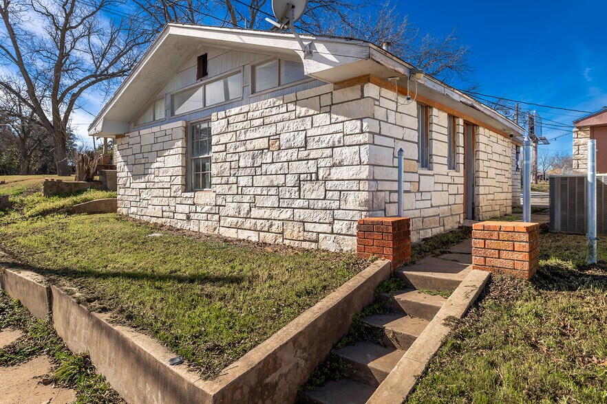 More Photos Of 104 E 5th St, Brady Office Residential For Sale