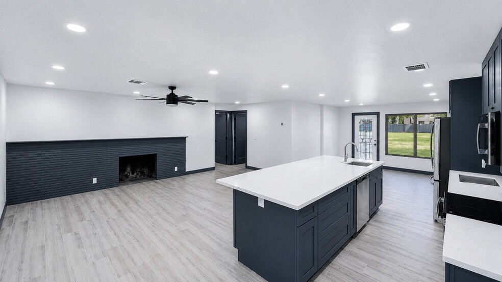 More Photos Of 958 W Main St, Mesa Flex For Lease