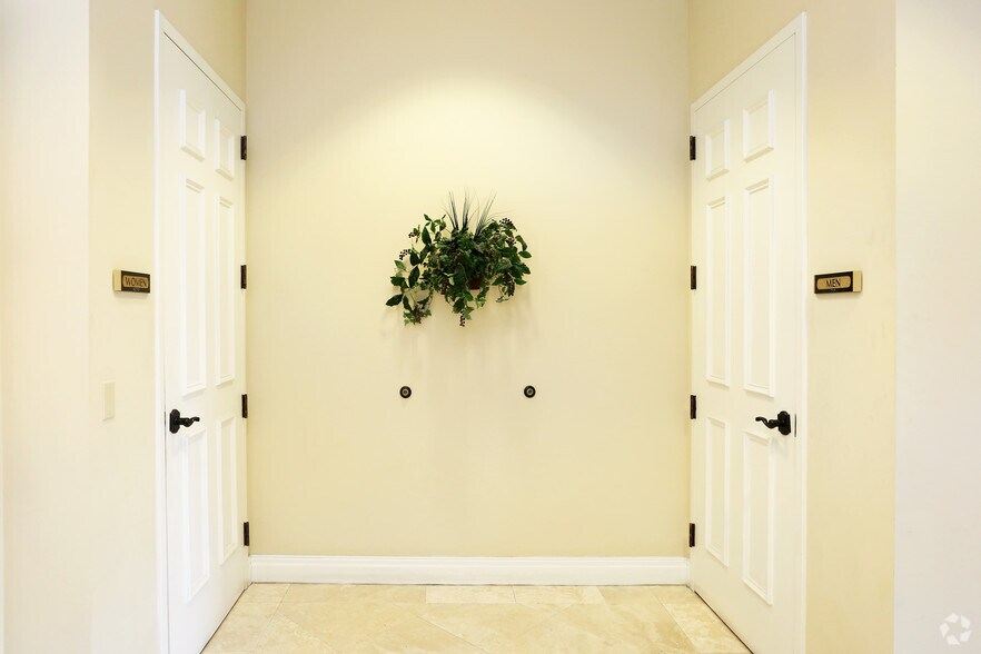 More Photos Of 15500 Roosevelt Blvd, Clearwater Office For Lease