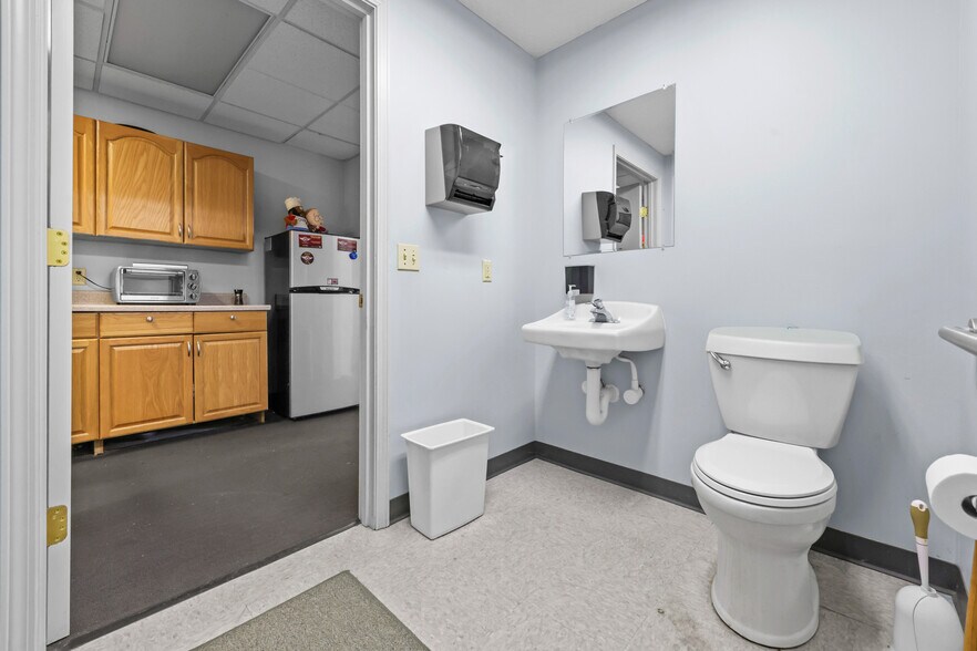 More Photos Of 16172 Imperial Pky, Strongsville Service For Sale