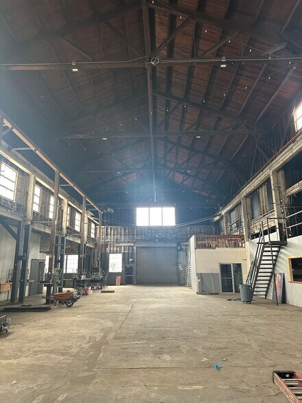 More Photos Of 721-723 N Tillamook St, Portland Showroom For Lease