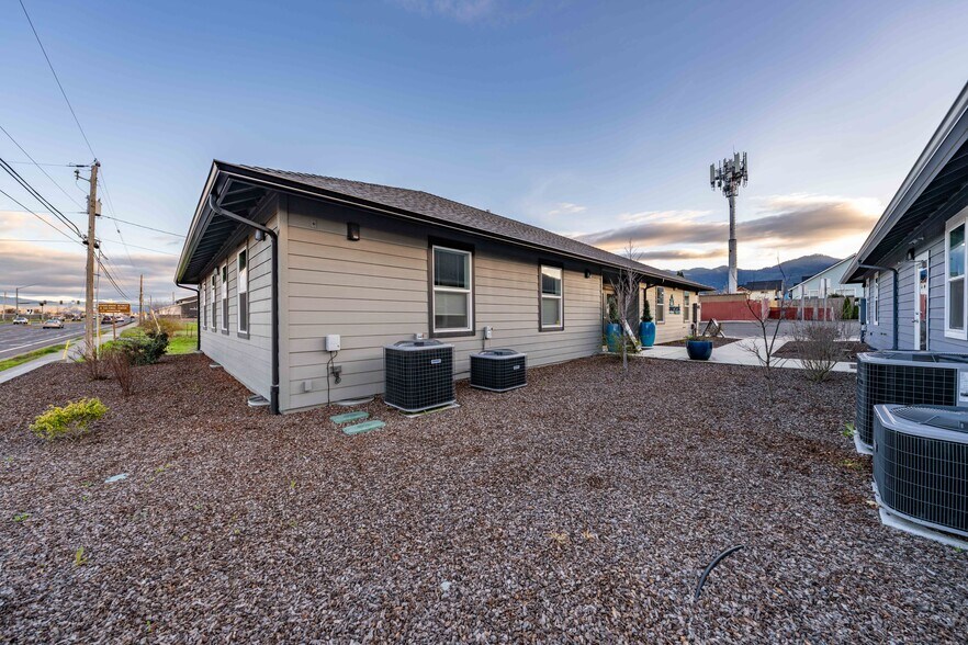 More Photos Of 296 S Pacific Hwy, Talent Medical For Sale