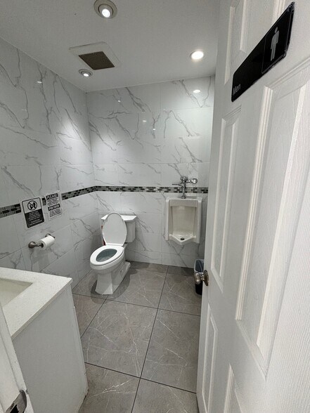 More Photos Of 560 Sunrise Hwy, Baldwin Auto Repair For Lease