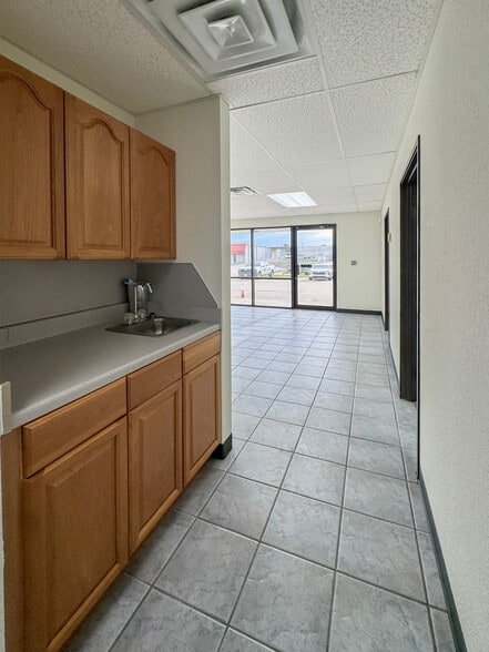 More Photos Of 2005 N Willow Ave, Broken Arrow Service For Lease