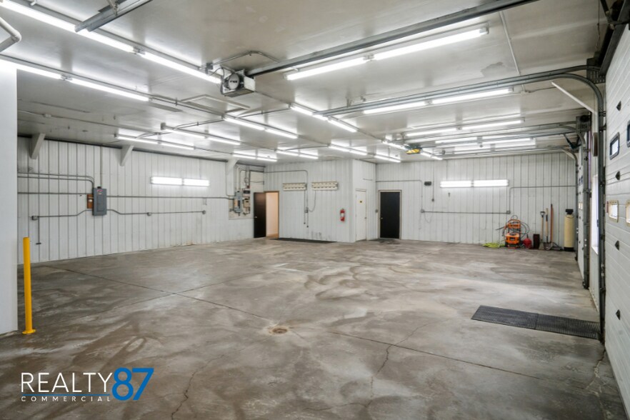 More Photos Of 1620 W Post Rd SW, Cedar Rapids Warehouse For Sale