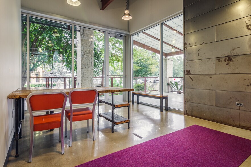More Photos Of 102 9th St, San Antonio Office For Sale