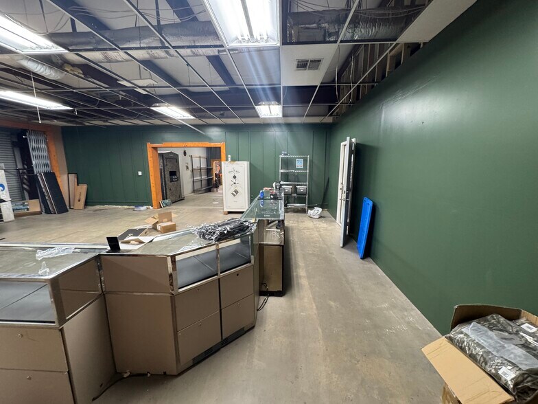 More Photos Of 990 N Daleville Ave, Daleville Warehouse For Sale