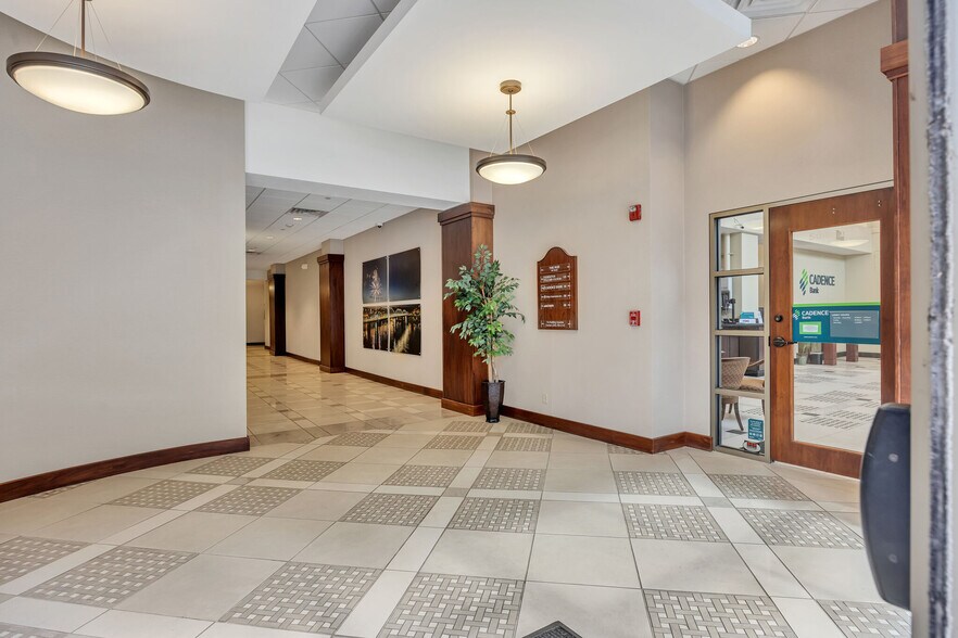 More Photos Of 631 Broad St, Chattanooga Office For Lease