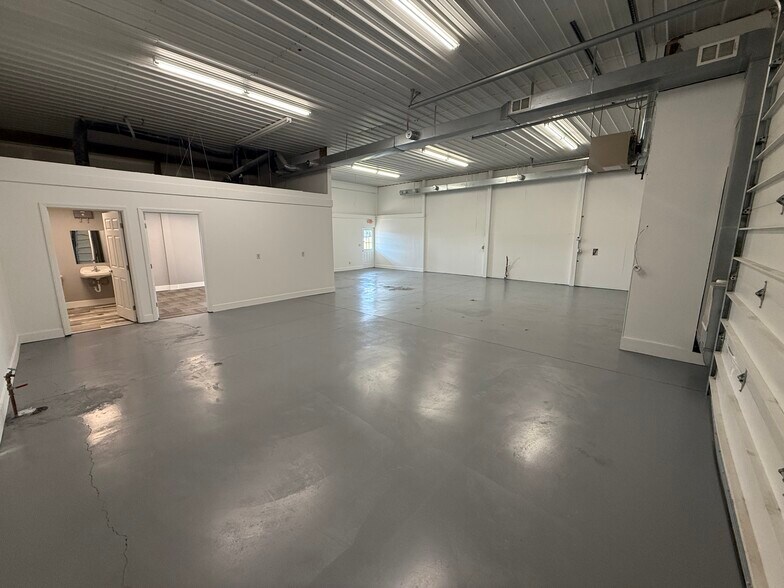 More Photos Of 665 Granite Dr, Circleville Light Distribution For Lease