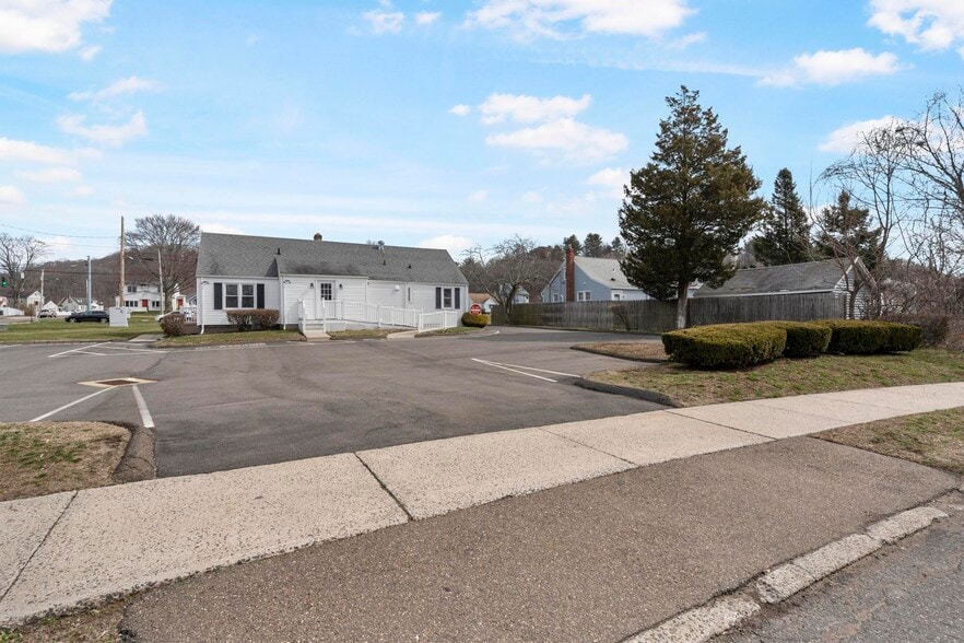 More Photos Of 128 Saltonstall Pky, East Haven Medical For Sale