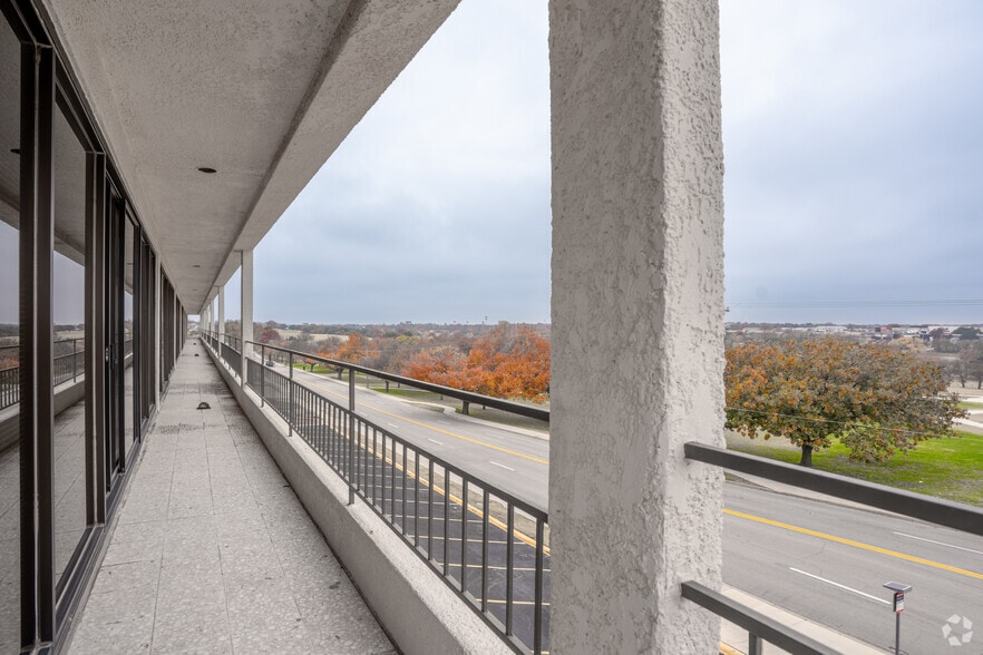 More Photos Of 2821 Lackland Rd, Fort Worth Office For Sale