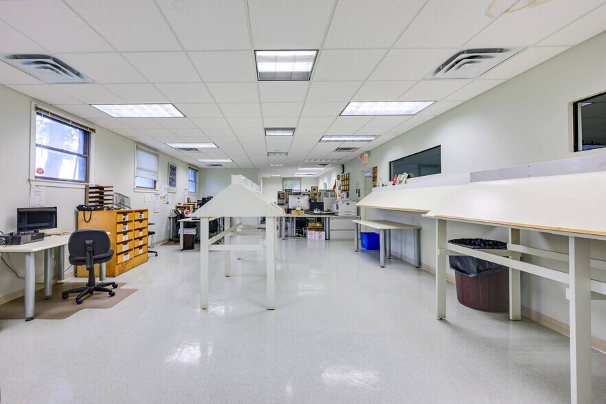 More Photos Of 135 Windmill Ln, Southampton Office For Sale