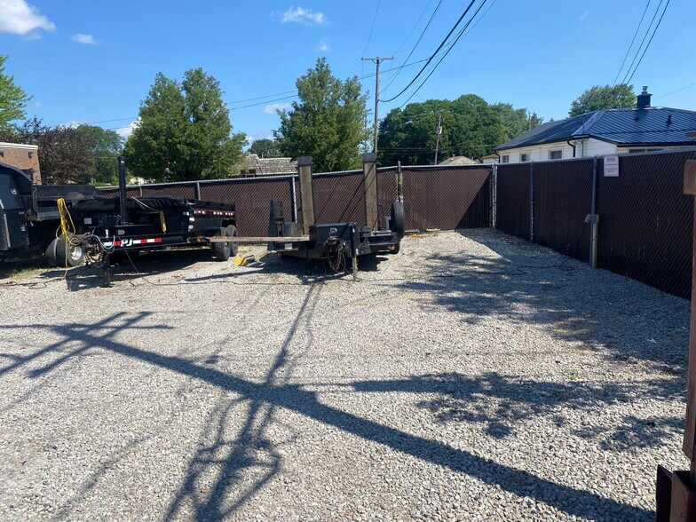 More Photos Of 25530 Schoenherr Rd, Warren Warehouse For Lease