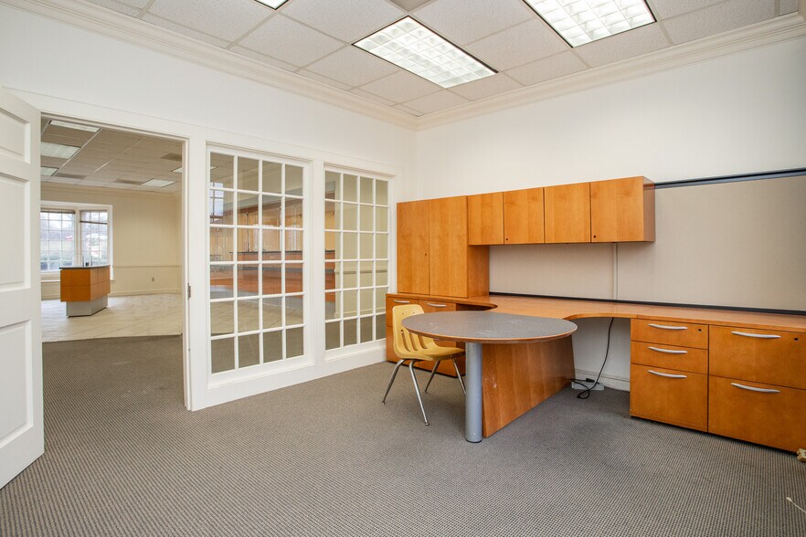 More Photos Of 3651 Greensboro Rd, Ridgeway Bank For Lease