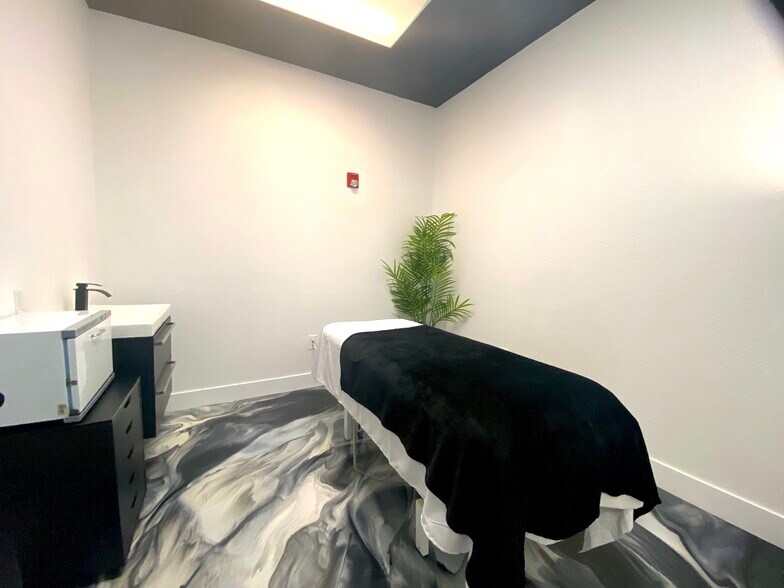 More Photos Of 3801 Avalon Park East Blvd, Orlando Unknown For Lease