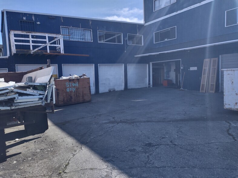 More Photos Of 12714 Aurora Ave N, Seattle Freestanding For Lease