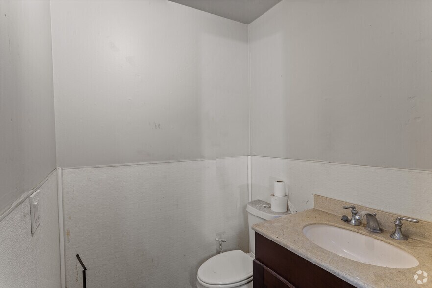 More Photos Of 1566 SE South Niemeyer Cir, Port Saint Lucie Warehouse For Sale