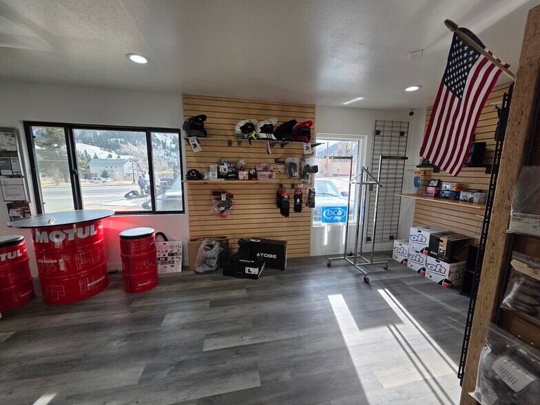 More Photos Of 335 E Park Ave, Empire General Retail For Lease