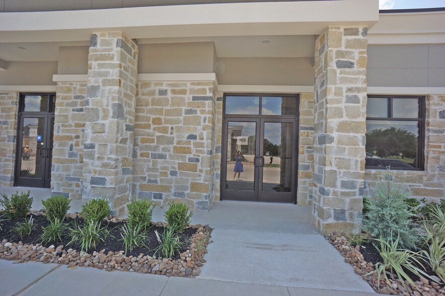 More Photos Of 633 E Fernhurst Dr, Katy Medical For Sale