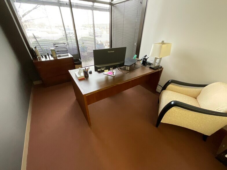 More Photos Of 2505 S Finley Rd, Lombard Office For Lease