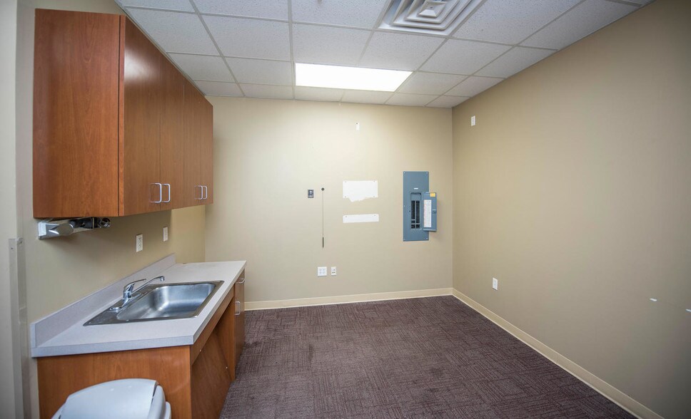 More Photos Of 300 Western Ave, Faribault General Retail For Lease