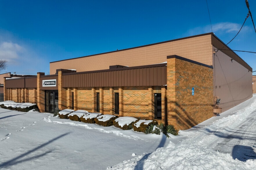 More Photos Of 16129 Common Rd, Roseville Warehouse For Lease