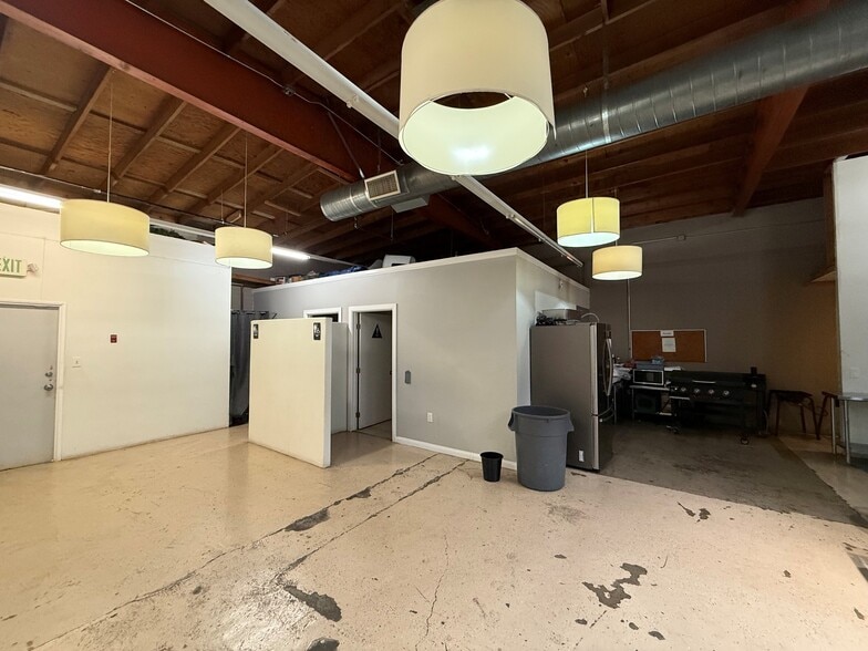 More Photos Of 11471 Vanowen St, North Hollywood Warehouse For Lease