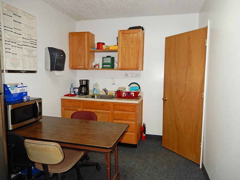 More Photos Of 25400-25430 Goddard Rd, Taylor Medical For Sale