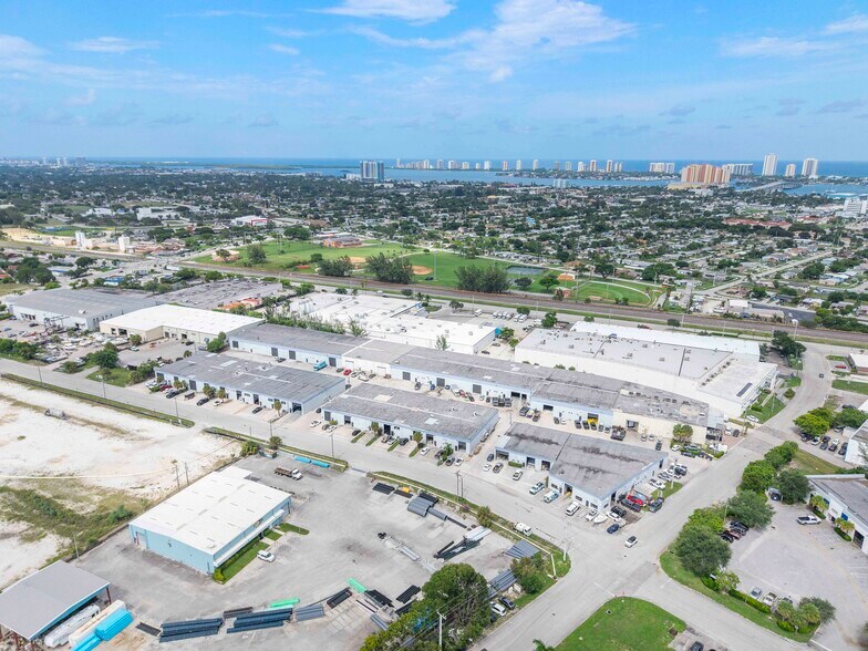 More Photos Of 1700-2060 Avenue L, Riviera Beach Unknown For Lease