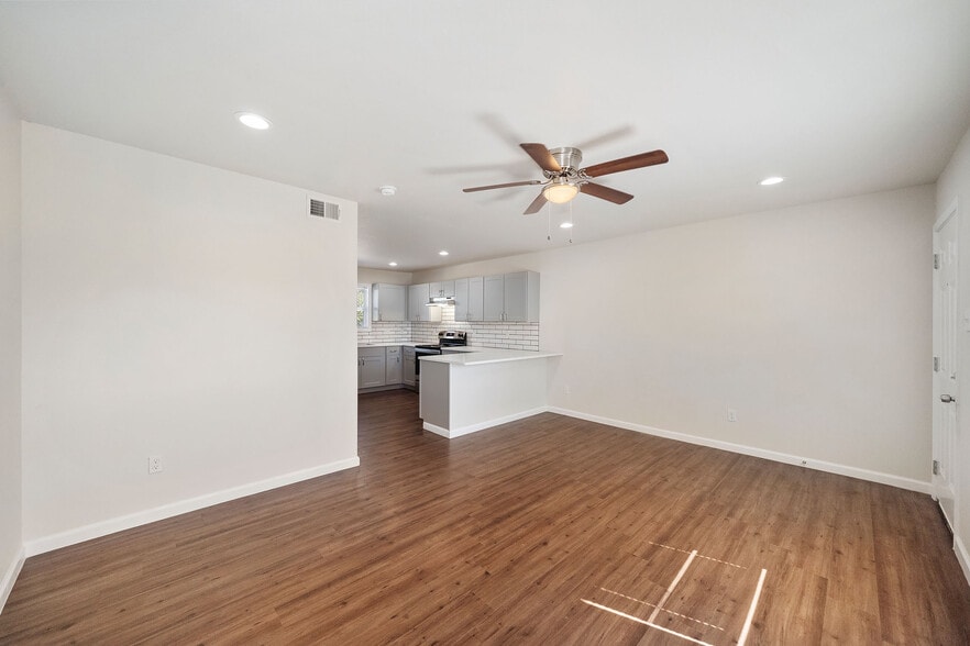 More Photos Of 6403 Sloan St, Houston Apartments For Sale