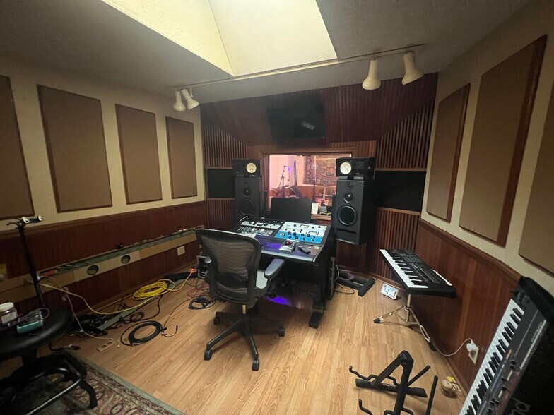 More Photos Of 3727 Broadway St, Kansas City Office For Lease