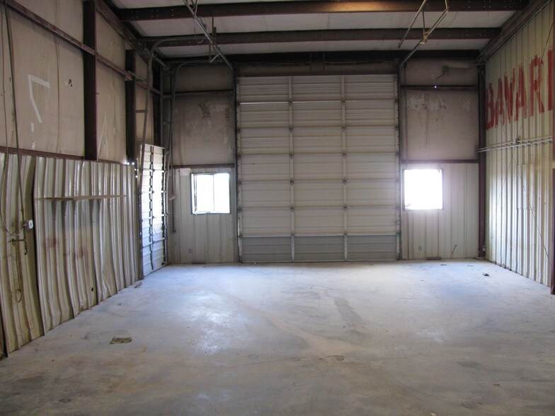 More Photos Of 810-812 SE 3rd St, Lawton Light Manufacturing For Sale