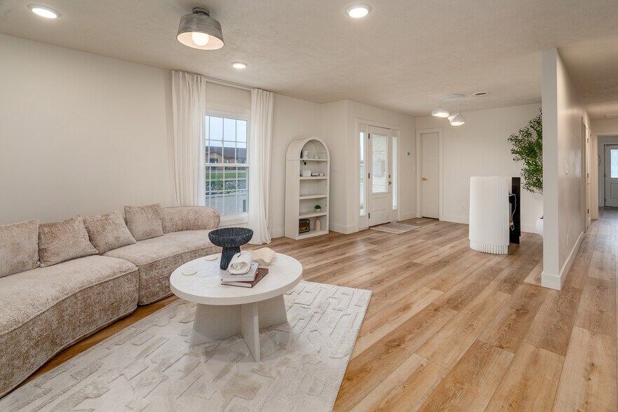 More Photos Of 709 N Carbon St, Marion Flex For Sale