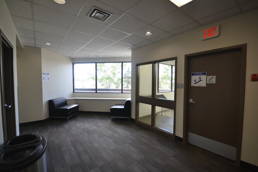More Photos Of 1620 29th St NW, Calgary Medical For Lease