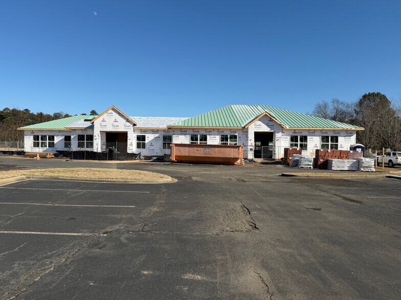 More Photos Of 15805 Brookway Dr, Huntersville Office For Lease