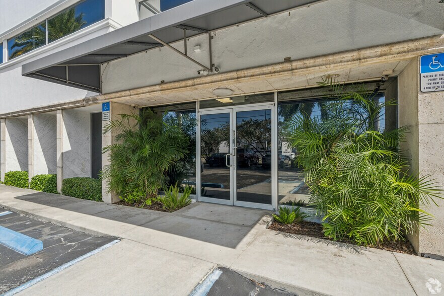 More Photos Of 1995 E Oakland Park Blvd, Fort Lauderdale Loft Creative Space For Lease