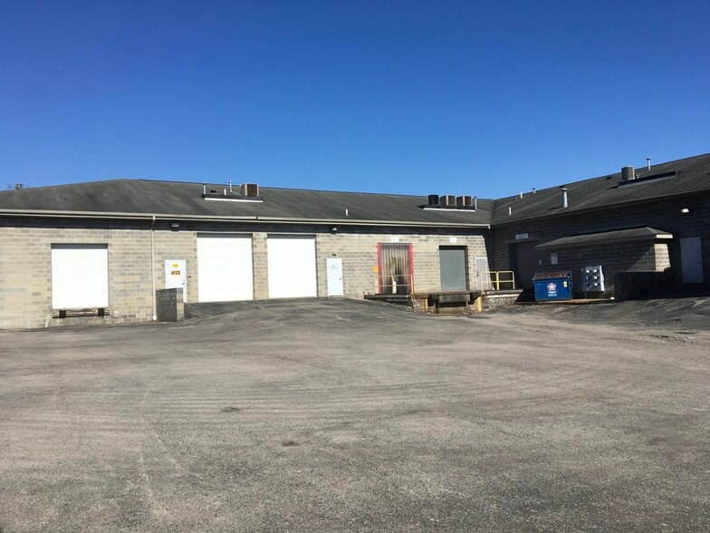 More Photos Of 1092-1112 N Meridian Rd, Youngstown Showroom For Lease